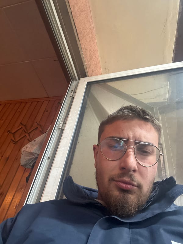 Man spotted in window reflection in Haskovo building
