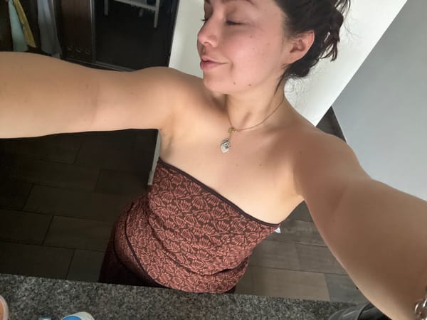 Woman documents breakfast routine with selfies in Mexico City