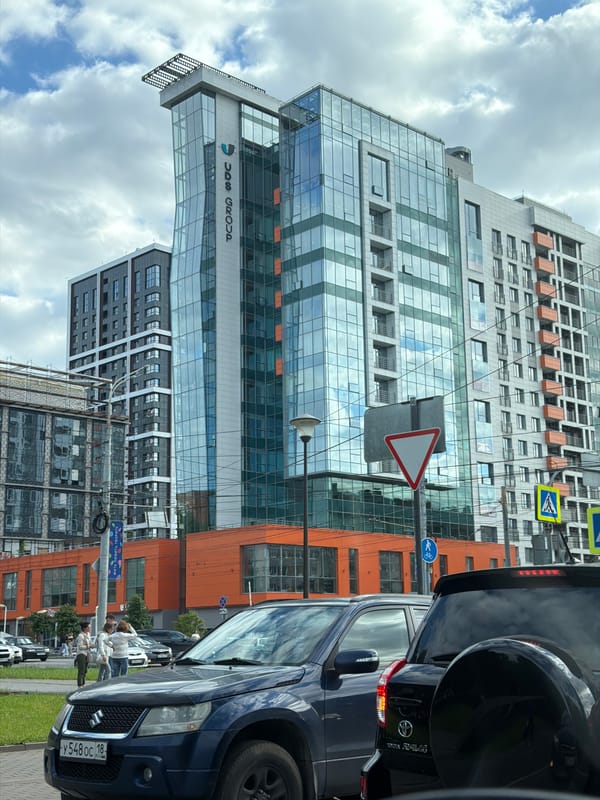 Ordinary day in Izhevsk: street scenes and pet moments