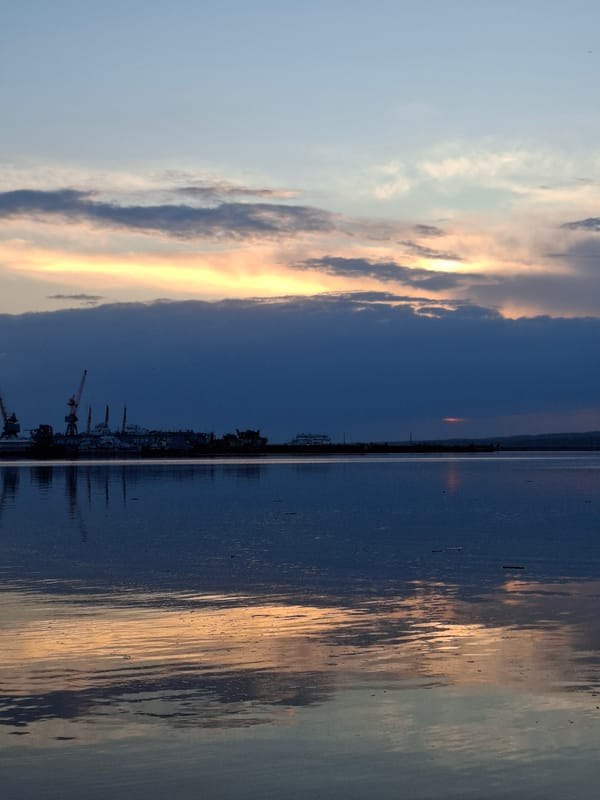 Sunset photo session at Chaikovsky waterfront draws multiple visitors