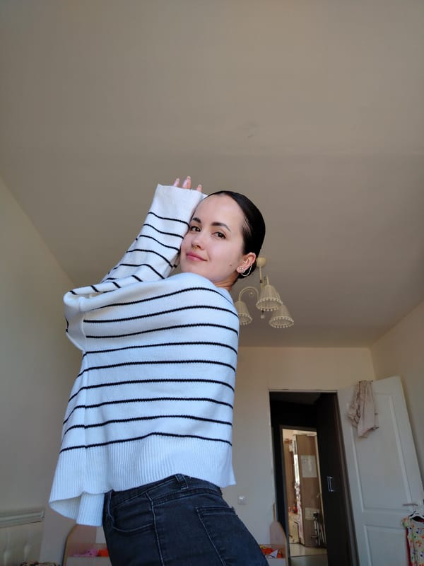 Early morning makeup routine captured in Noviy, Russia