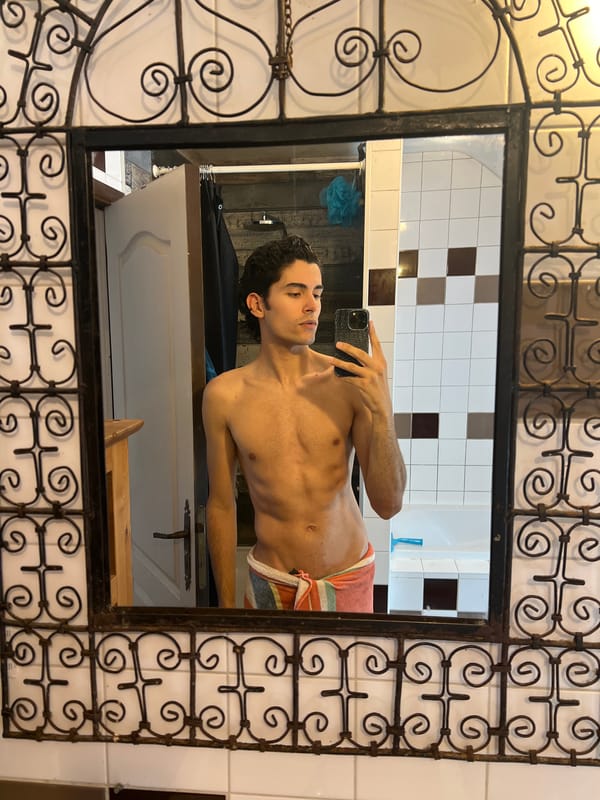 Bathroom and food selfies from a morning in Rotheux-Rimière