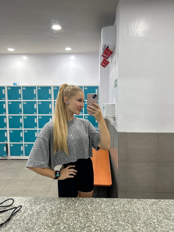 Woman takes selfie in Kuta Selatan locker room