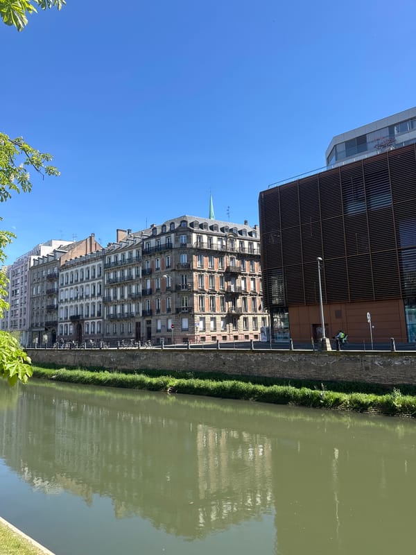 Afternoon canal scenes documented in central Strasbourg