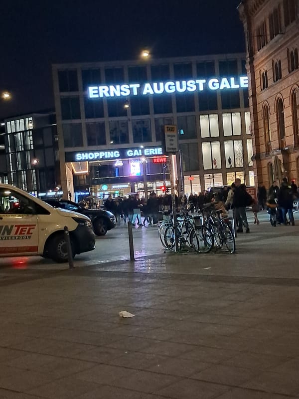 Evening street scenes and shopping areas documented in Hanover