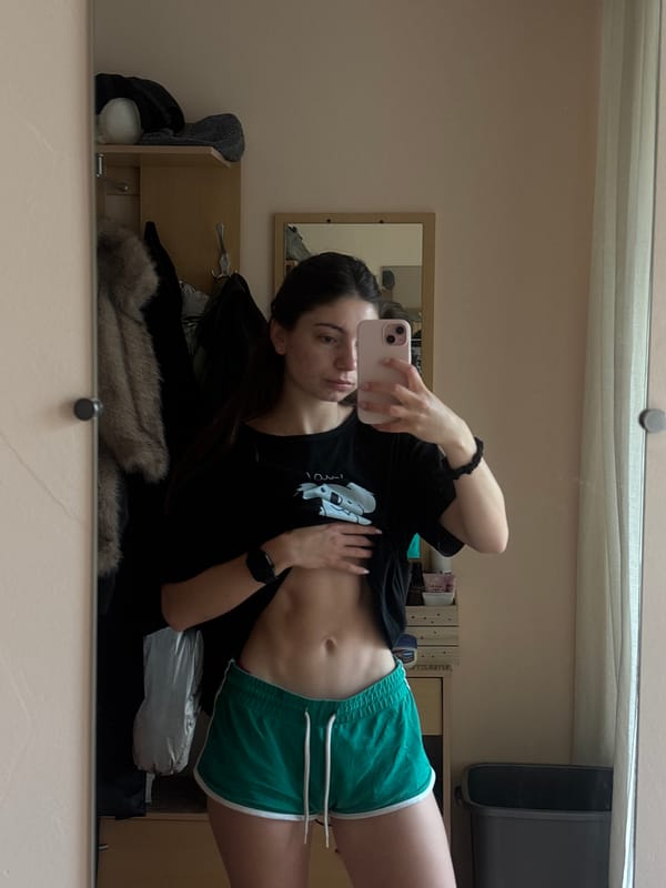 Mirror selfie session in Varna apartment