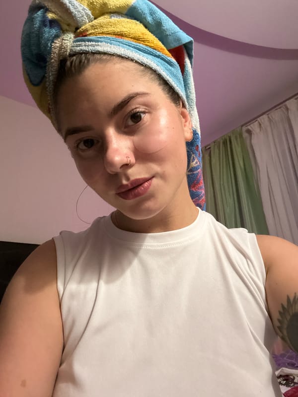 Woman with colorful headwrap spotted in Moscow