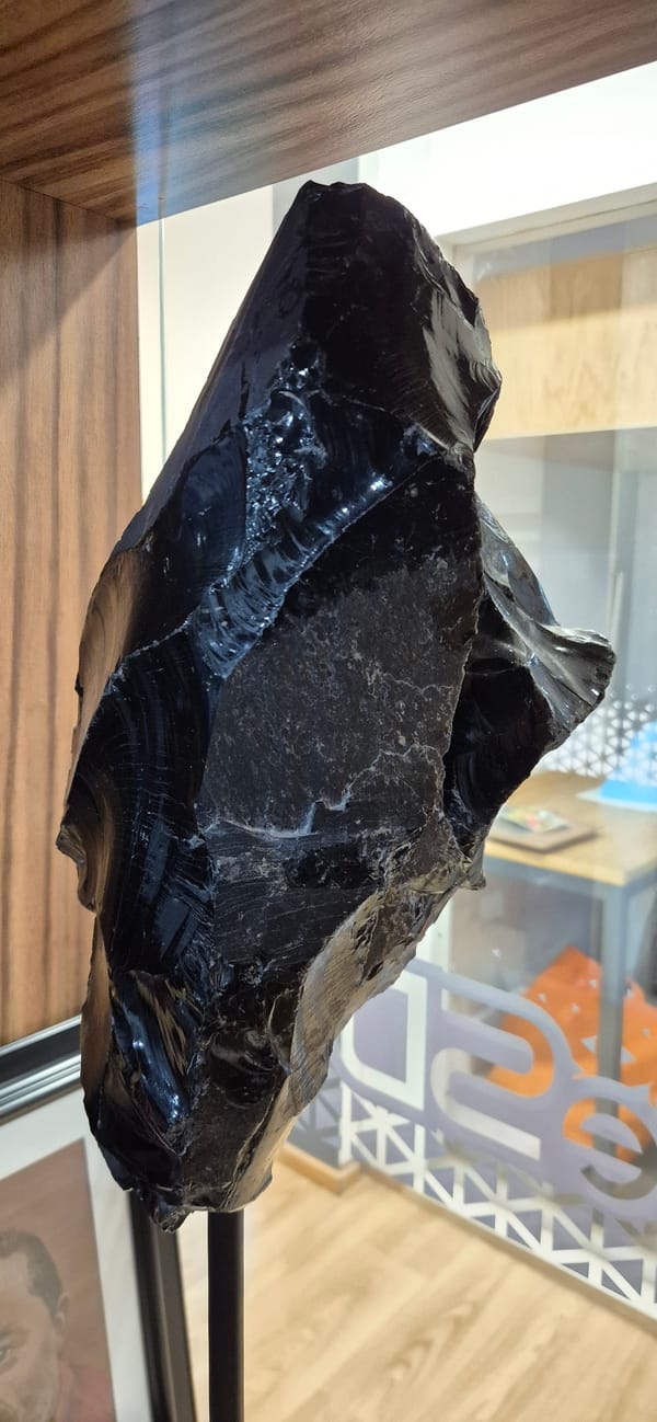 Large obsidian specimen observed on wooden shelf in Mexico City