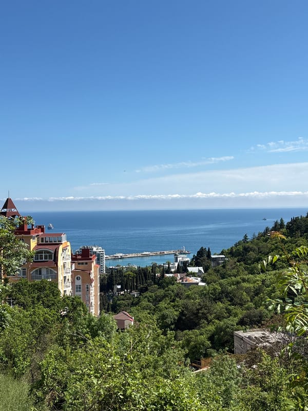 Witnesses document daily scenes across Yalta, Ukraine in 10-minute span