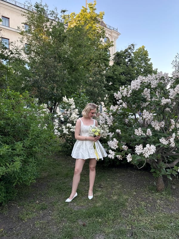 Women gather in Belgorod park for afternoon photo session