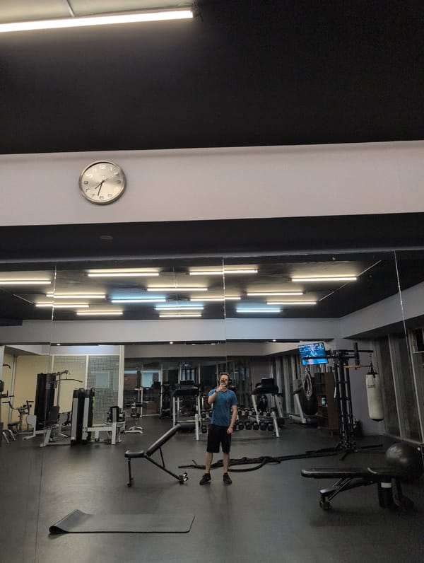Man with phone spotted in Mexico City gym