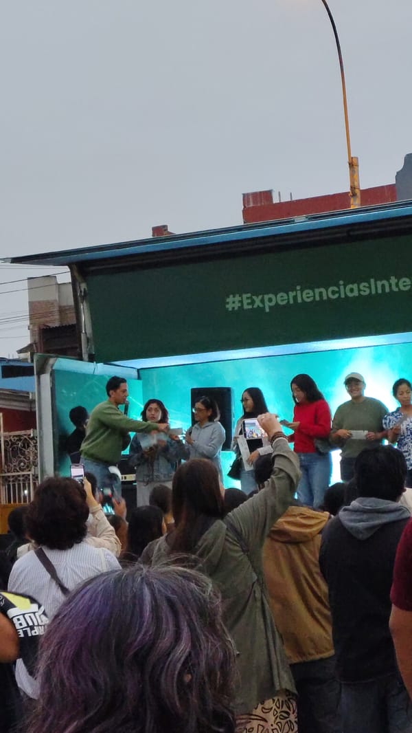 Mobile stage draws crowd in Lima's Barranco district