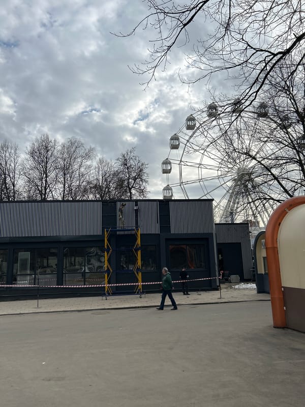 Ordinary afternoon moments captured across Moscow locations