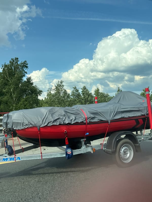 Traffic backup and boat trailer spotted in Razmetelevo