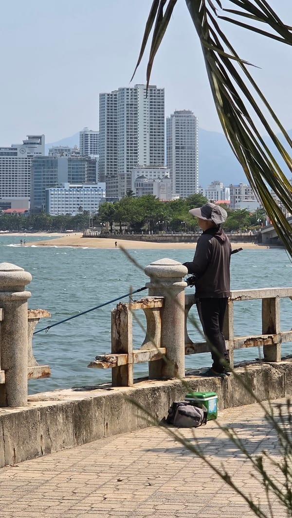 Morning fishing success captured at Bắc Nha Trang pier
