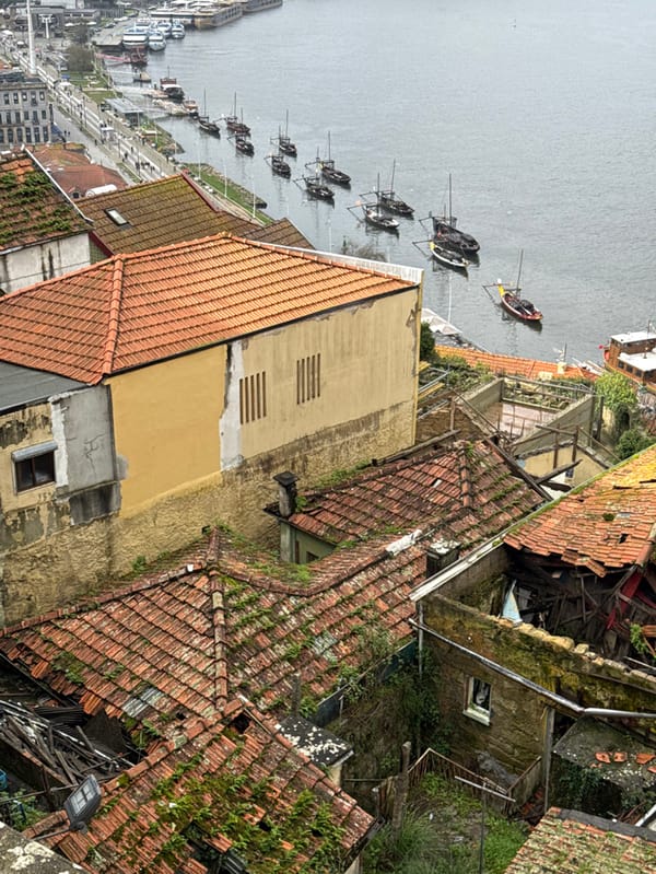Tourist documents afternoon stroll through Porto and Vila Nova de Gaia