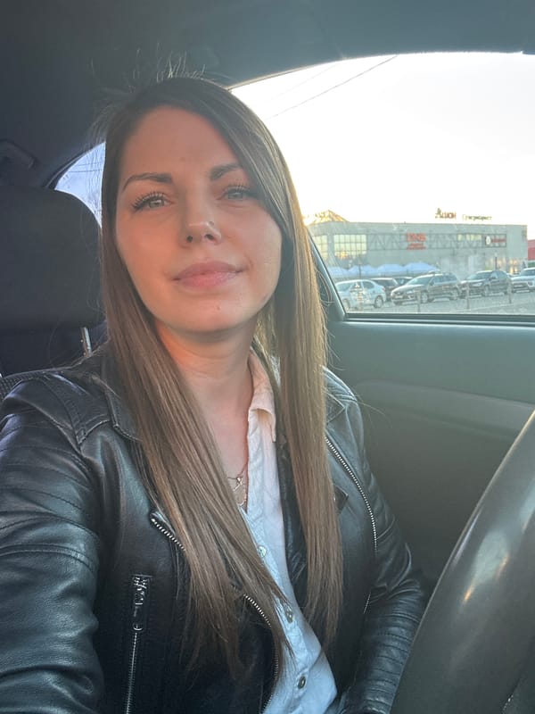 Woman in black jacket spotted in car near Klin hypermarket