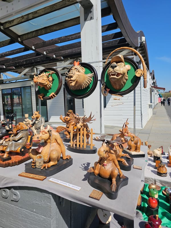 Moscow morning scenes: fountains, art markets, monuments captured