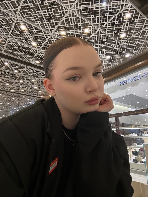 Jewelry store employee takes selfies during work shift