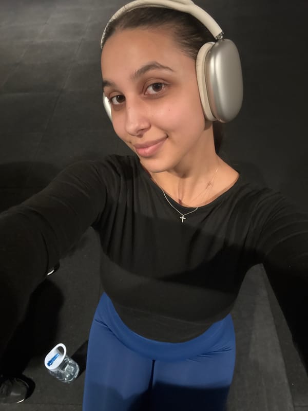 Gym selfie session on a weight bench in Mönchengladbach