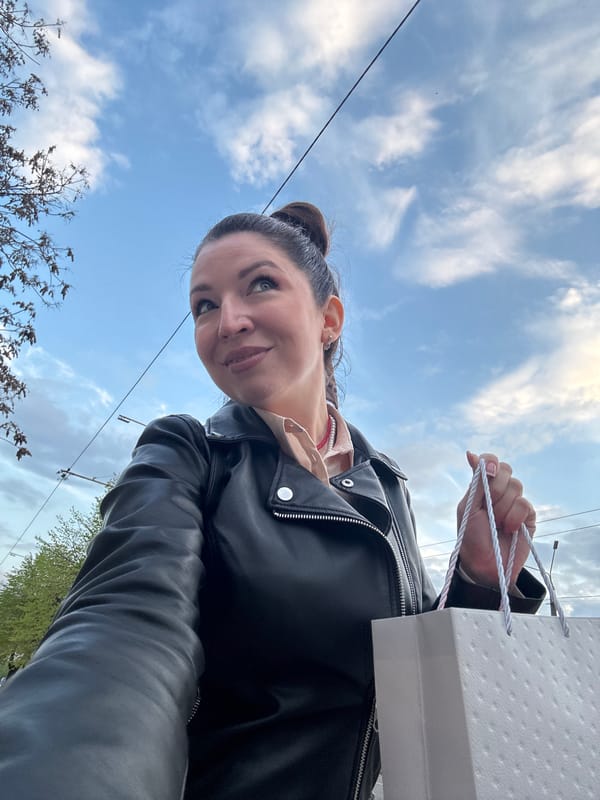 Woman photographed shopping, taking selfie in Kryvyi Rih