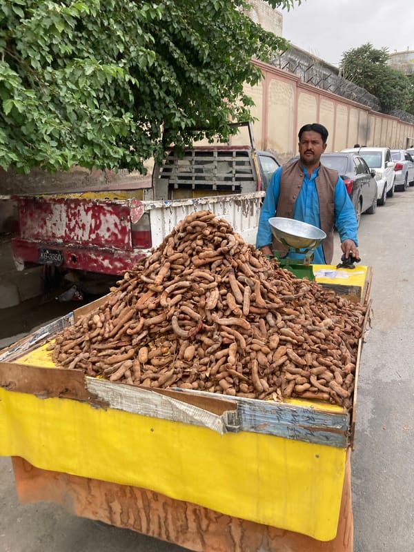 Morning street life unfolds in Quetta's markets and roads