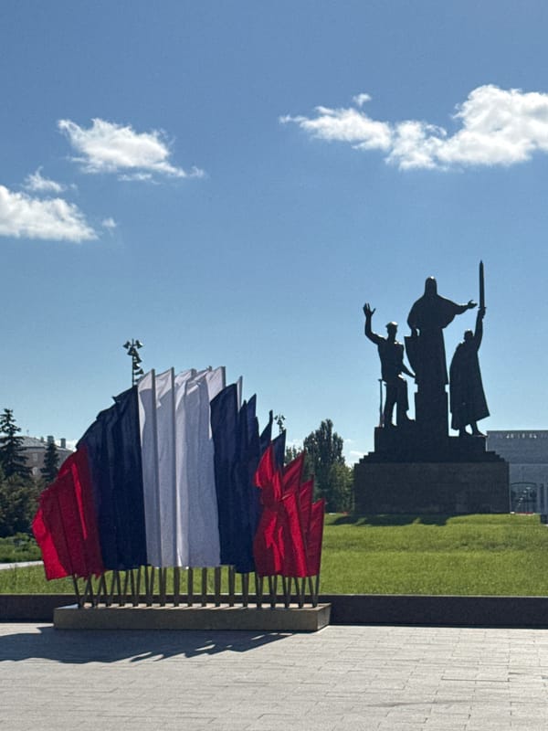 Bronze monument with three figures documented in Perm square
