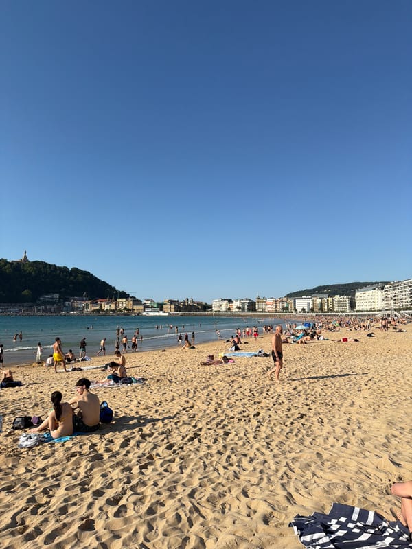 Busy afternoon at La Concha Beach draws crowds