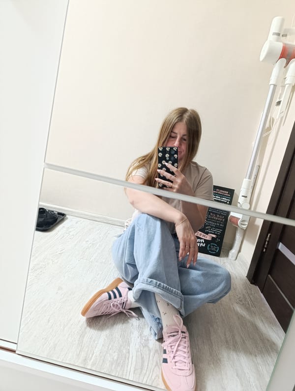 Casual indoor outfit check with mirror selfies and sneaker details