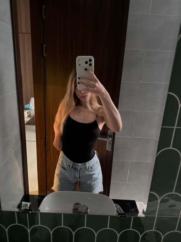 Casual selfie session across Đà Nẵng spots, morning hours