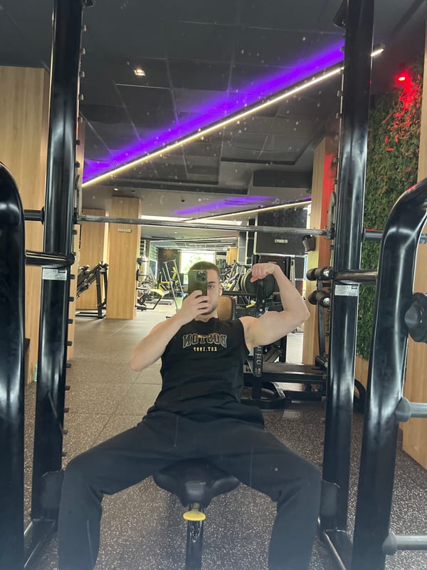 Gym-goer takes mirror selfie while flexing in Burgas fitness center