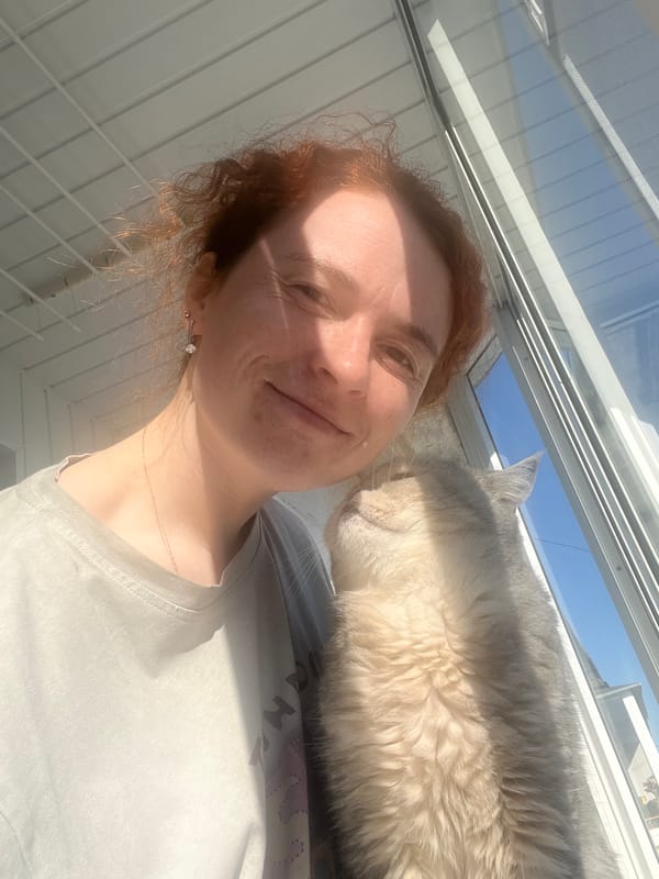 Woman photographs playful cat encounter in Chaikovsky, Russia