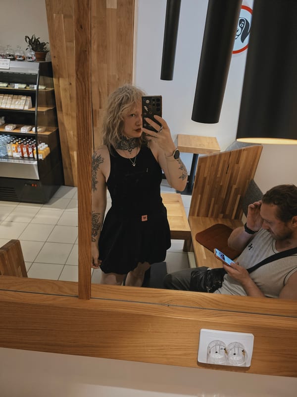 Cafe stop in Saint Petersburg with selfies and snacks