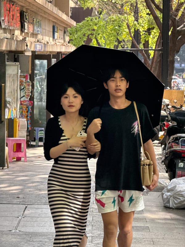 Friday morning street life documented across Yuzhong District