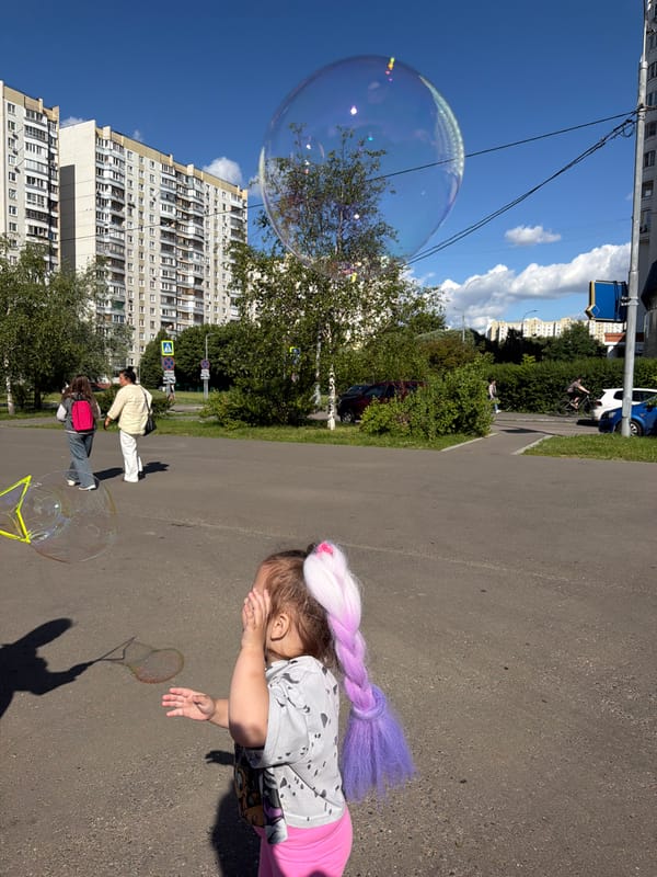 Moscow park afternoon: carousel, bubbles, and street snacks