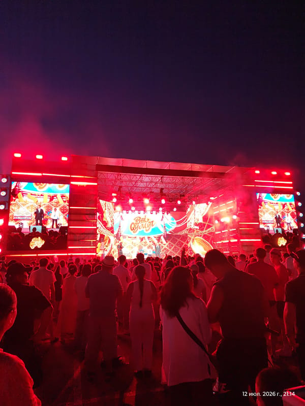 Outdoor concert draws big crowd in Astana at dusk