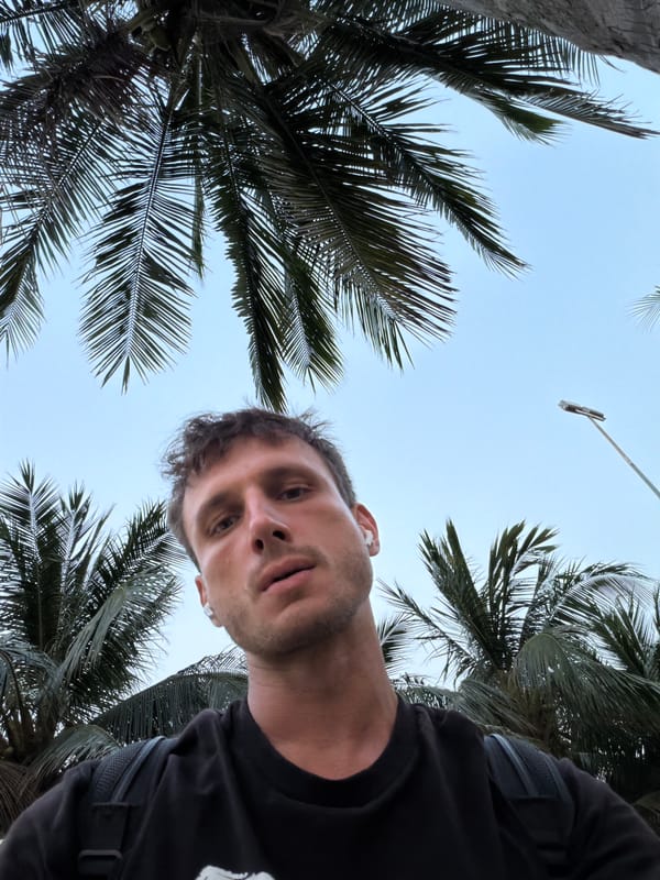 Tourist activities documented at Đà Nẵng beach on overcast day