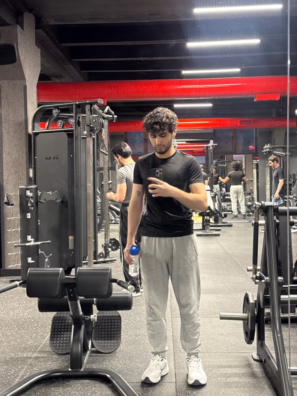 Man takes mirror selfie at Yerevan gym