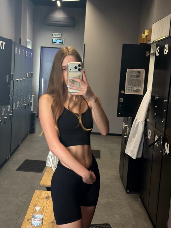 Gym session snapshots: locker room selfies and a weightlifting belt