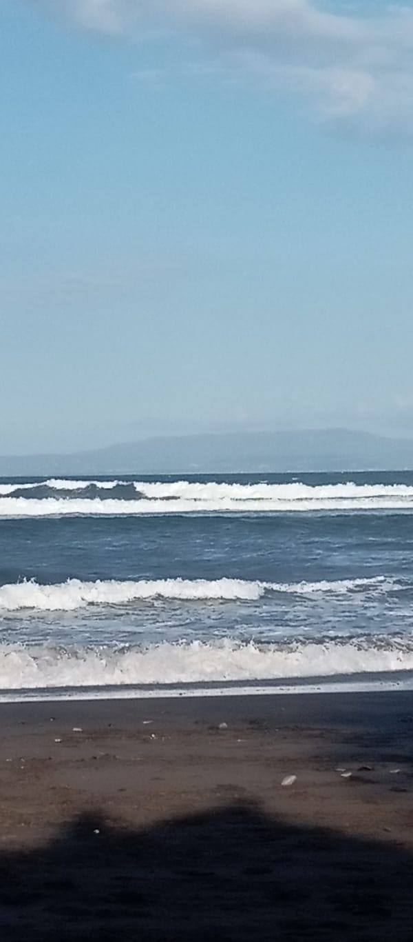 Black sand beach in Blahbatuh, kites and groups on shore