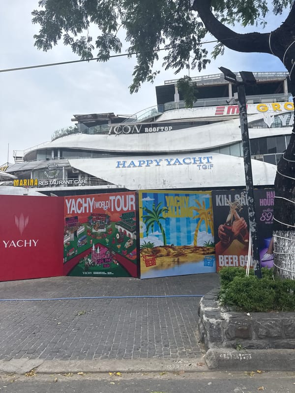 Marina Restaurant Cafe building observed in Đà Nẵng street scene