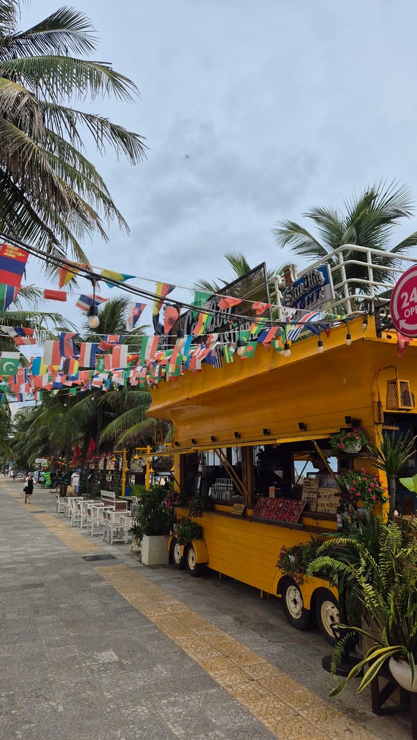 Morning scenes documented across Đà Nẵng's tourist coastal district
