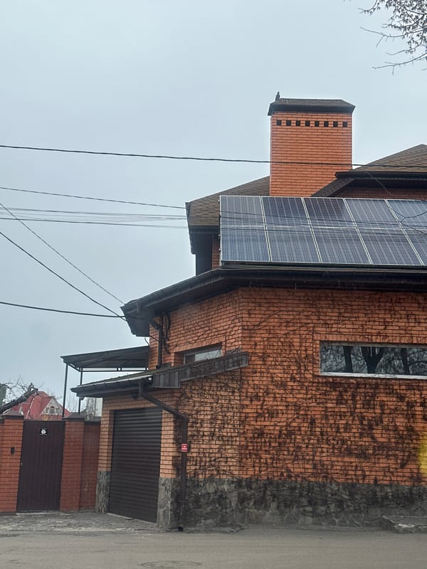 Early morning street scenes documented in central Kyiv