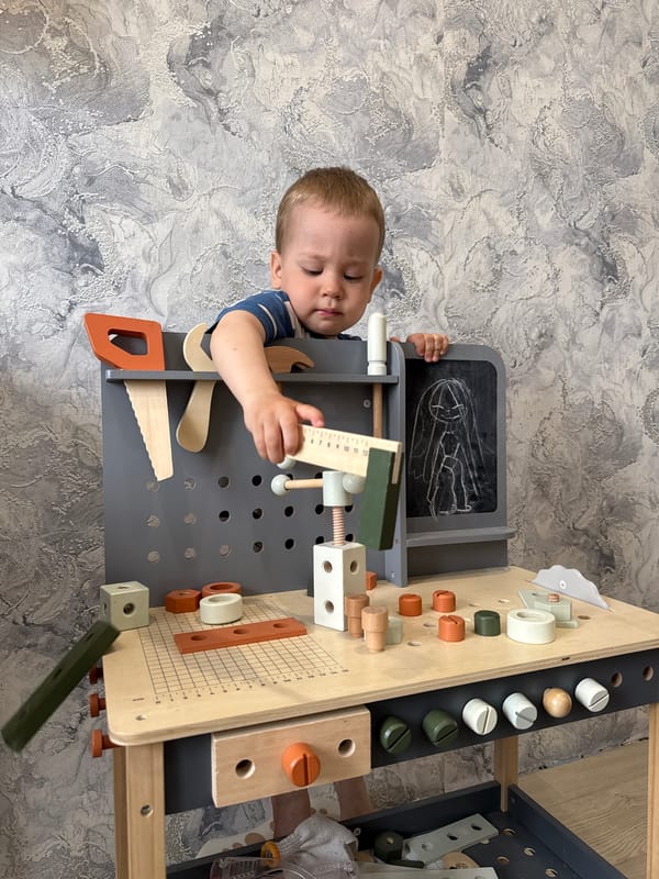 Family photo session captures playtime in Rusanovo, Russia