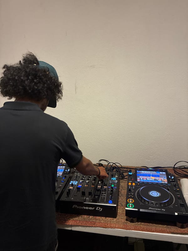 Early morning DJ session captured in Mexico City