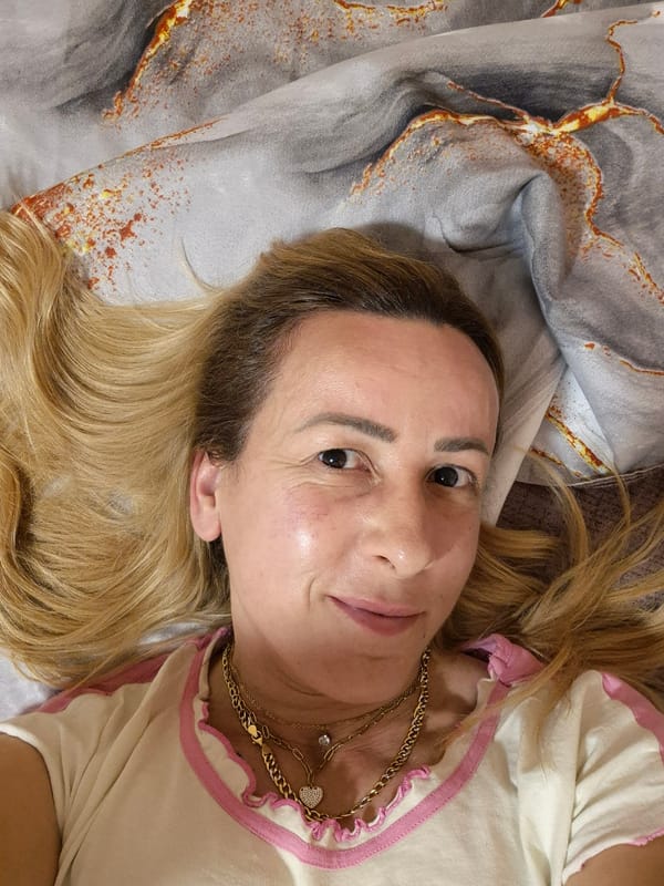 Woman photographed in two different outfits within minutes