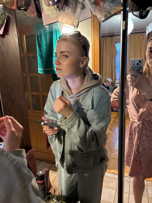 Woman documents evening routine with makeup, selfies in Sinyavino