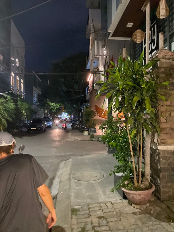 Nighttime motorcycle ride through Đà Nẵng's crowded streets
