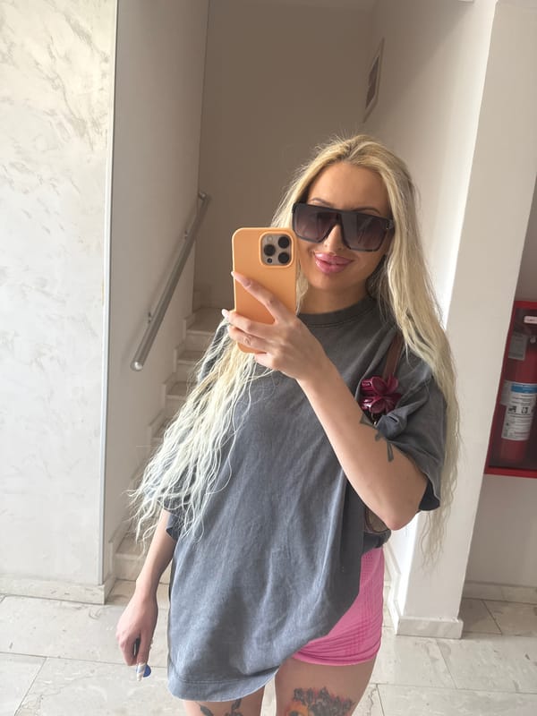 Lazy morning at home with a pug, selfies, and art browsing
