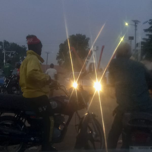 Evening fruit vendors active in Nigerian towns amid foggy conditions